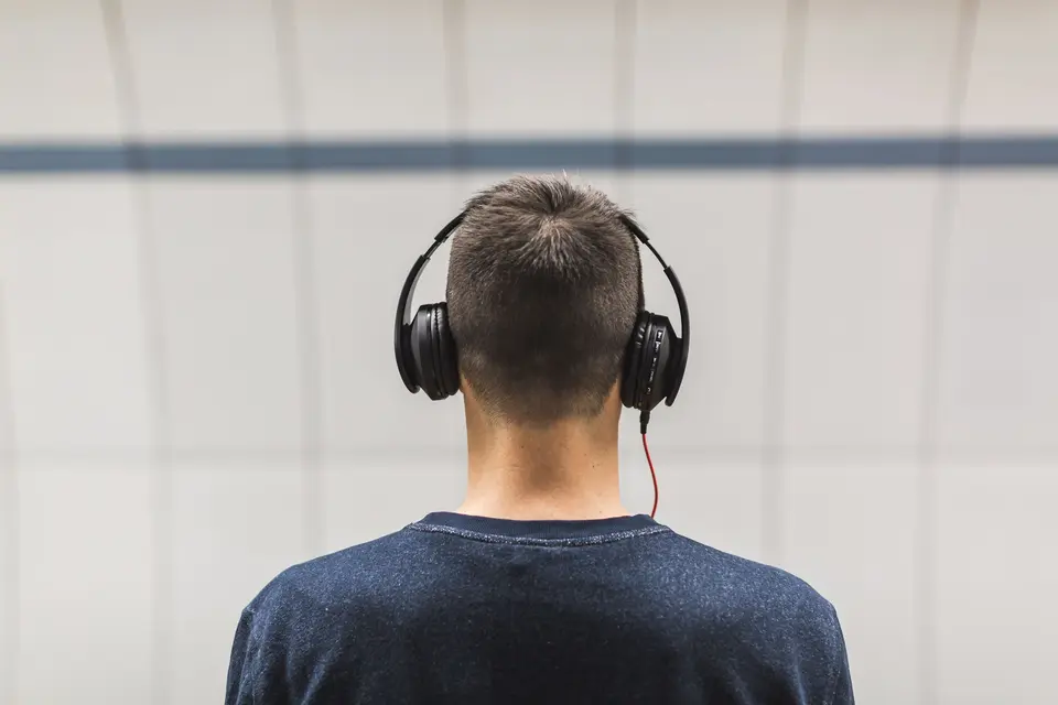 Homme avec casque